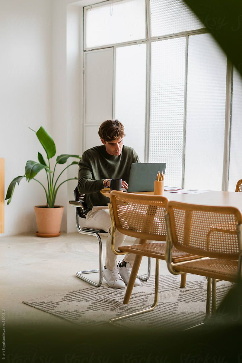 Persona en un espacio privado de consulta psicológica